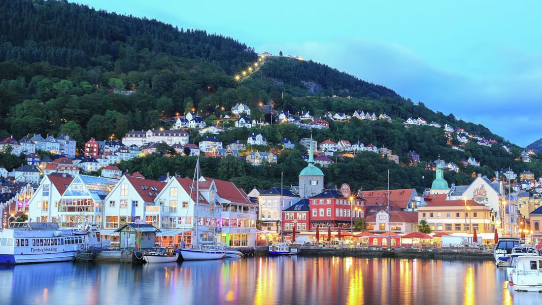 Vue nocturne du port de Bergen.