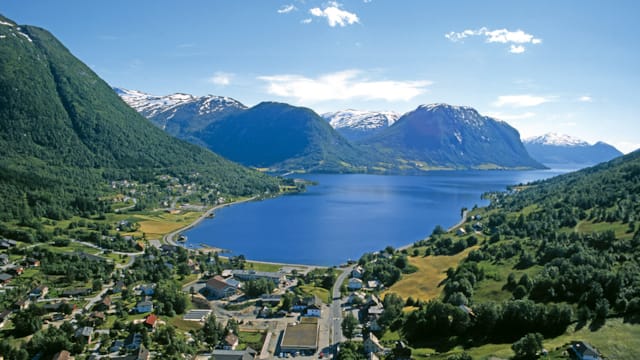 Blick über Gebirge und Fjord in Jølster