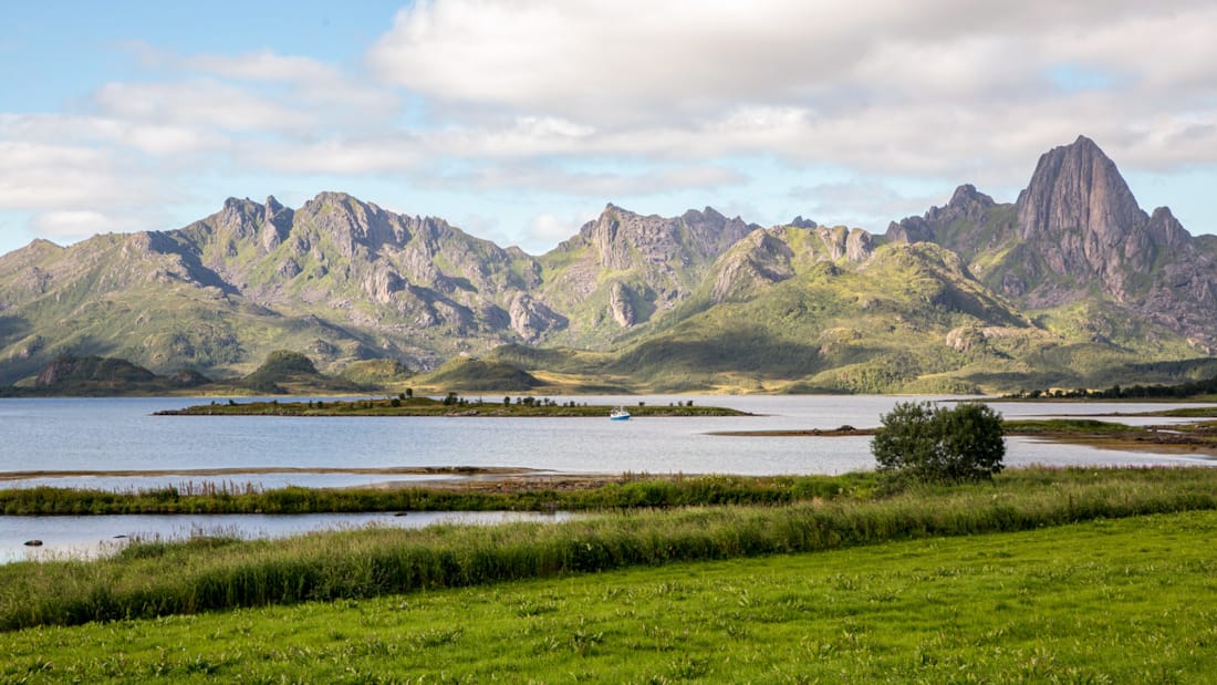 Landscape from Sortland in Vesterålen with sea and mountains in the background.
