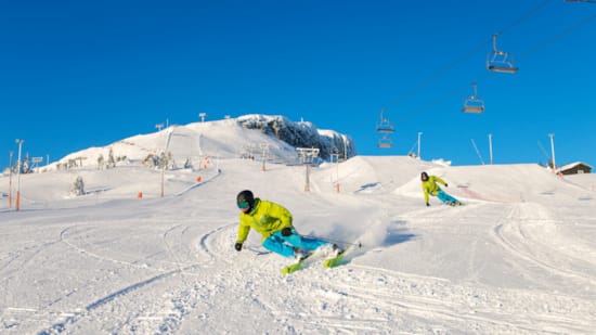 Skeikampen alpinesenter med to stk som står på ski nedover en bakke