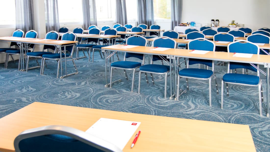 Konferenssal Tøtta med klassrumsmöblering på Hotel Narvik