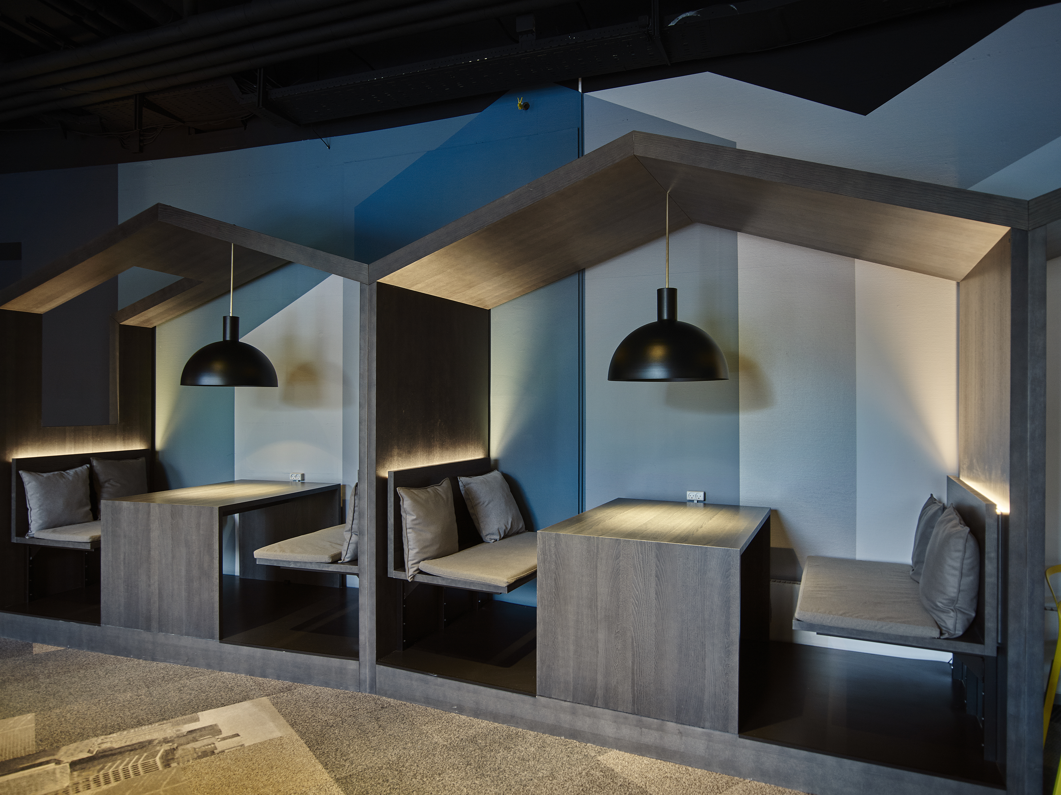 Arbeidsområde i mørke farger med mye lys