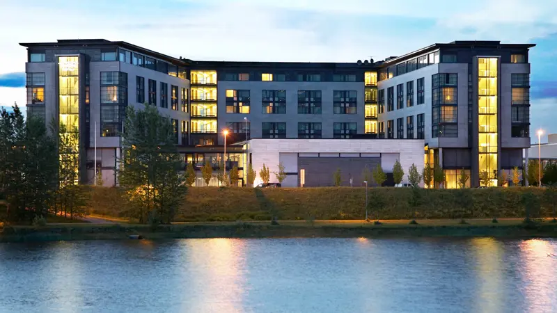 Sonnenuntergang und Thon Hotel Arena