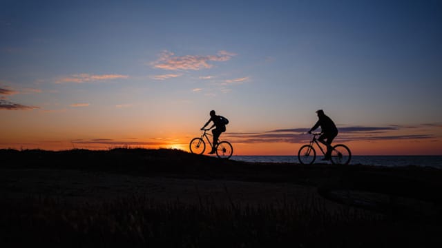 Radfahrer im Sonnenuntergang.