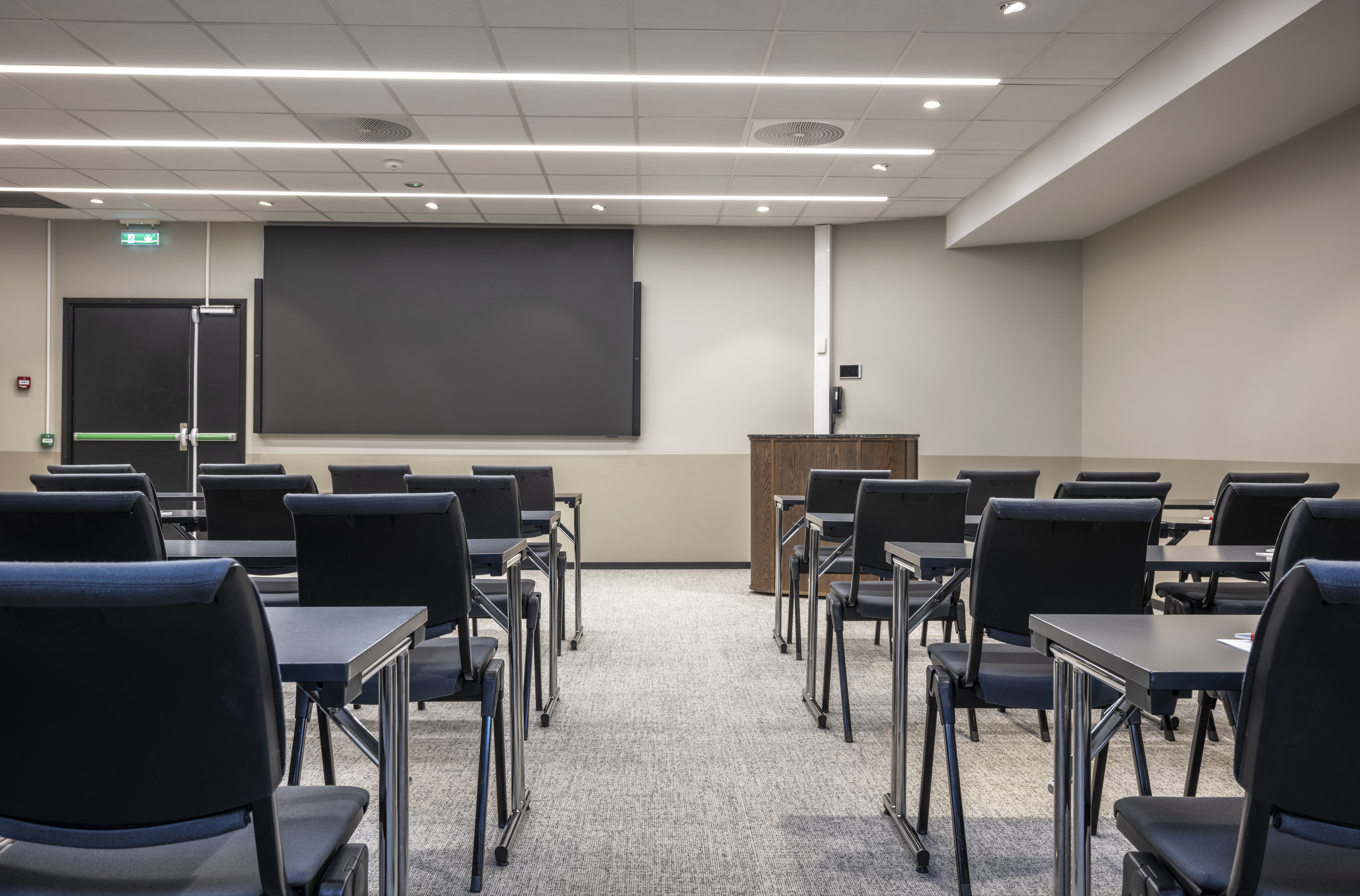 Konferanserom med klasseromoppsett