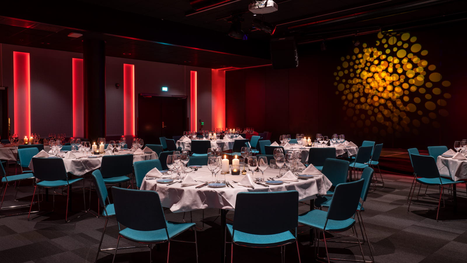 Dekket bord med blå farger og stjerneskudd