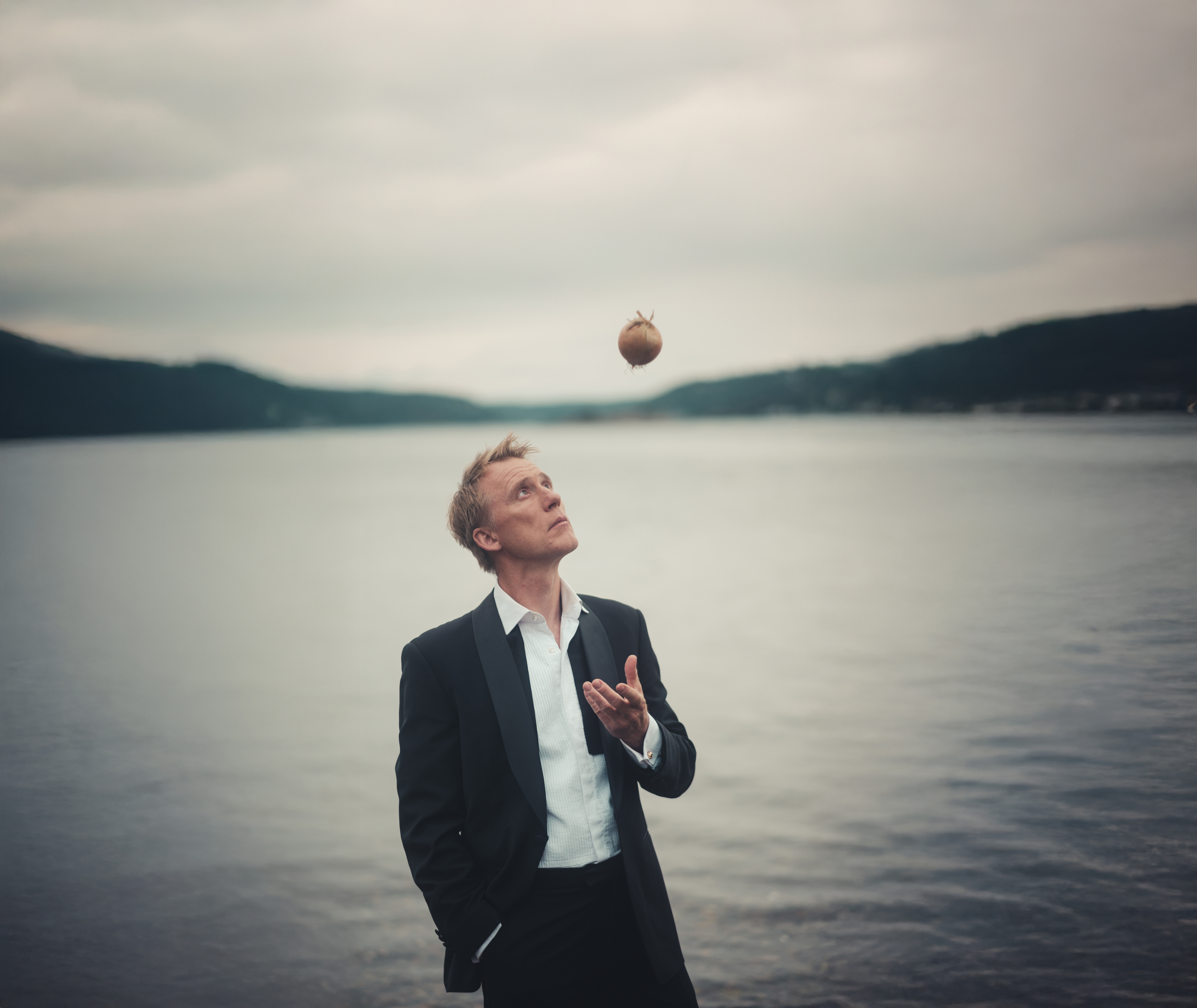 Thorbjørn Harr i rollen som Peer Gynt foran Gålåvatnet.