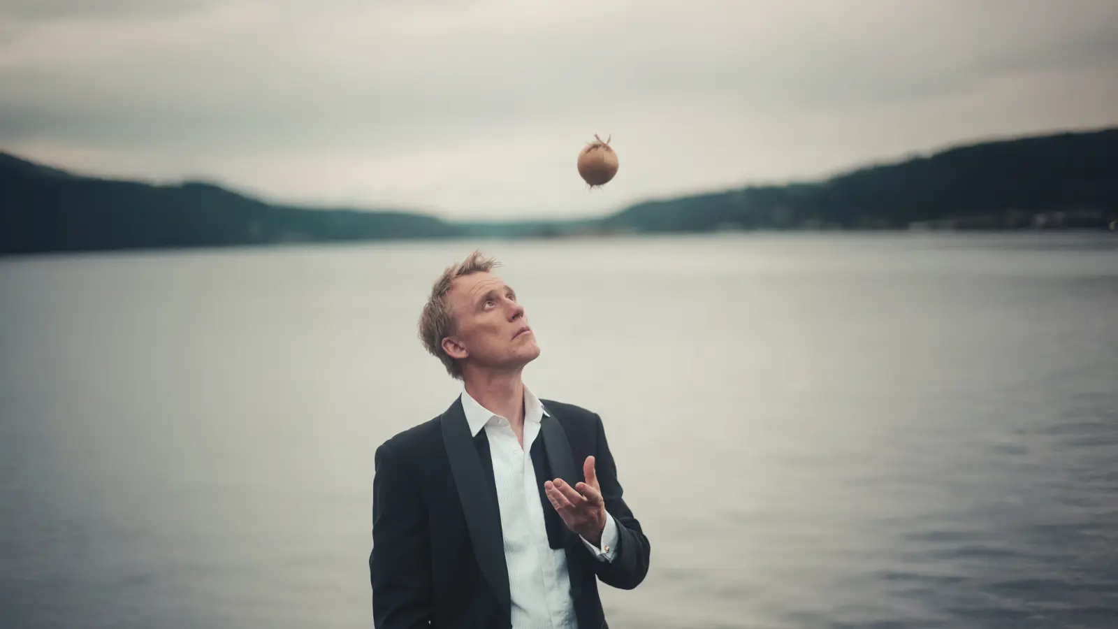 Thorbjørn Harr i rollen som Peer Gynt foran Gålåvatnet.