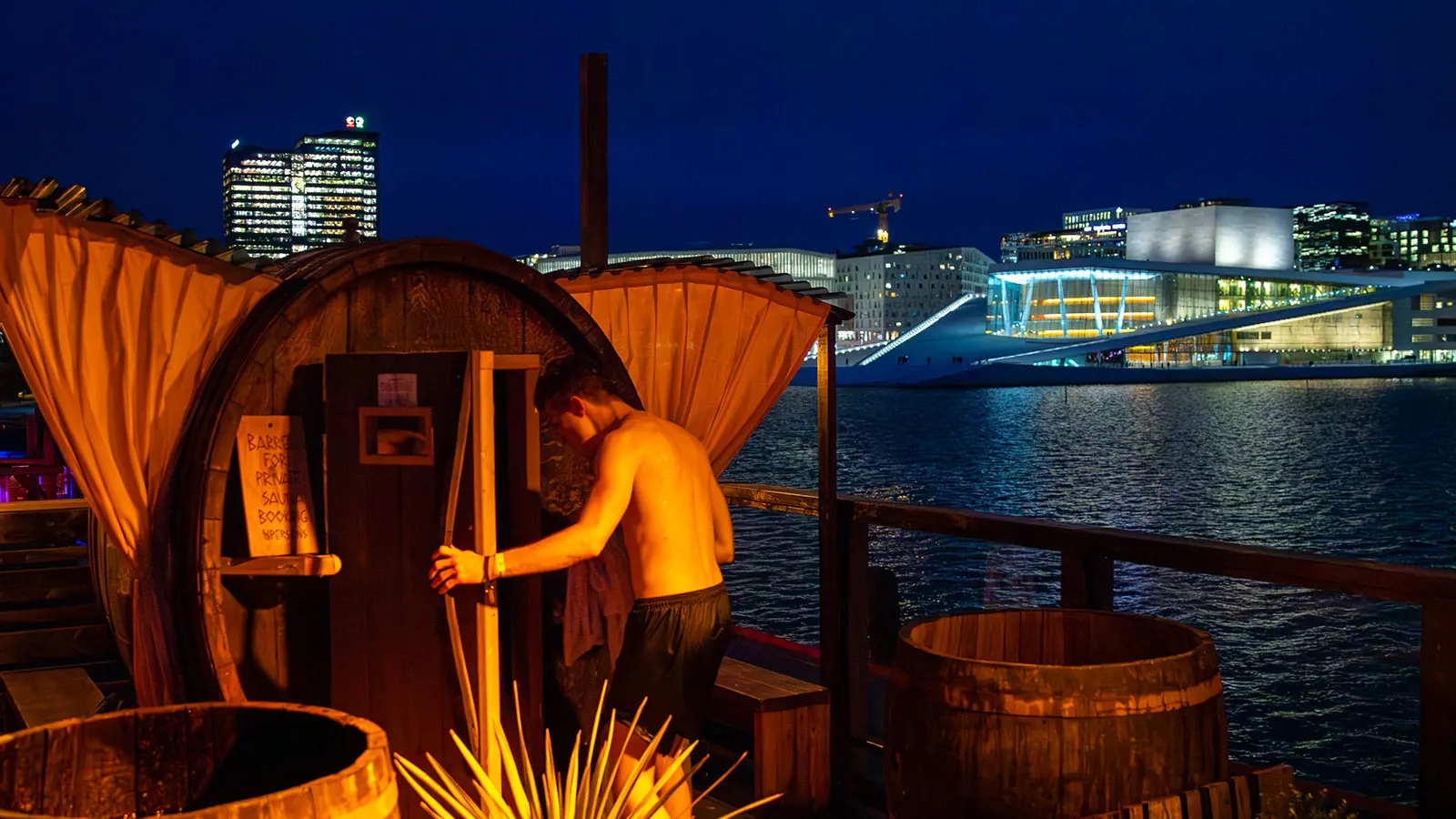 Salt sauna badstue med utsikt over Oslofjorden og Operaen på kveldstid.
