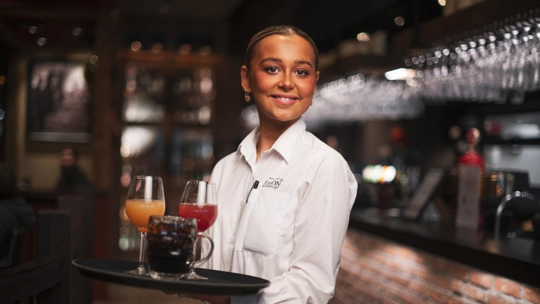 Server with drinks smiling at Egon Arendal