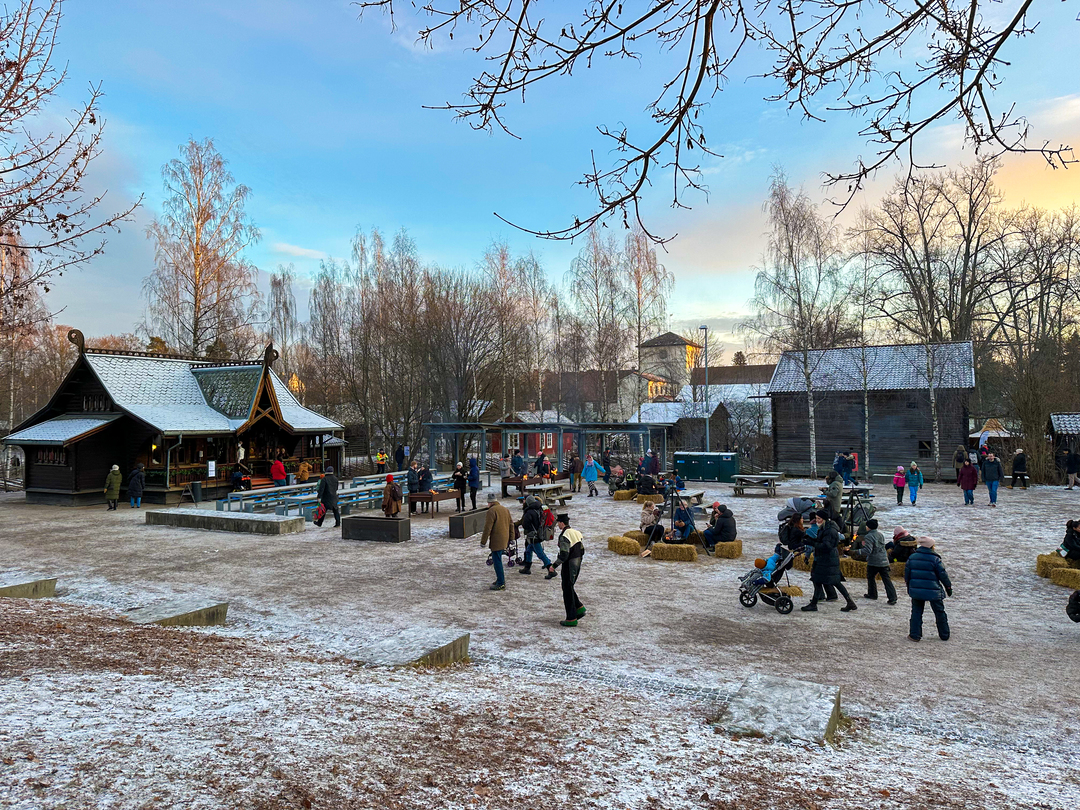 Oversiktsbilde av julemarked på norsk folkemuseum