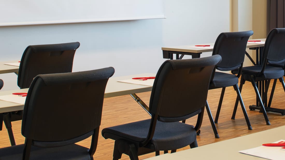 Tische und Stühle in einem Konferenzraum