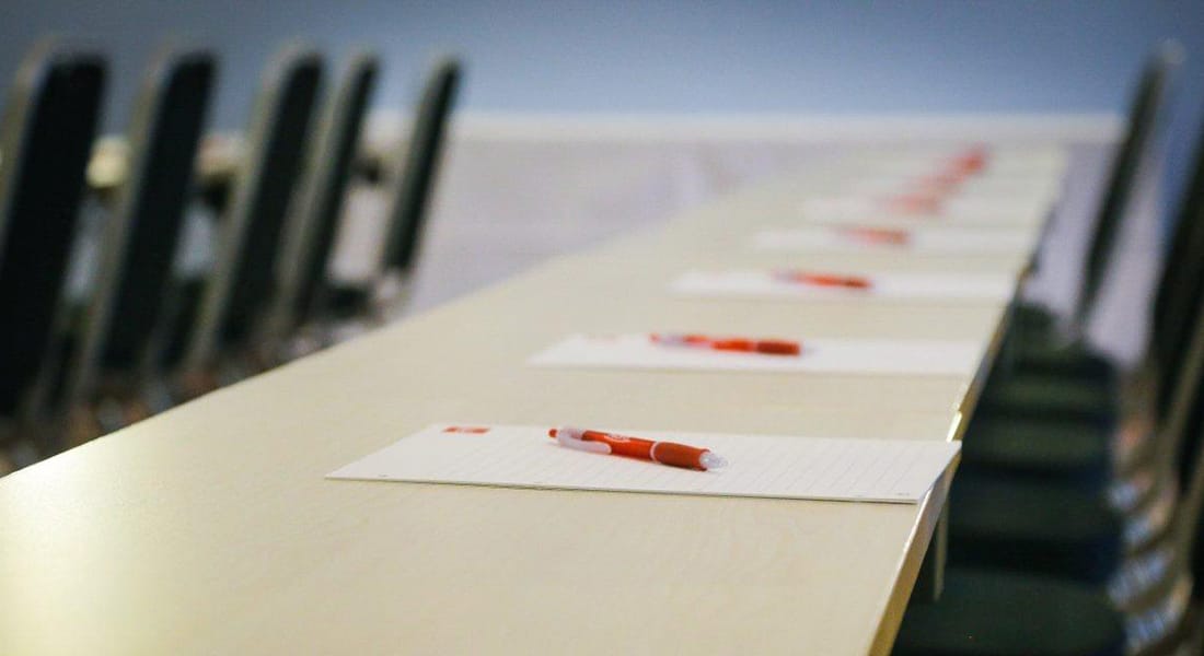 Nærbillede af konferencebord med rød Thon Hotels-pen og papir