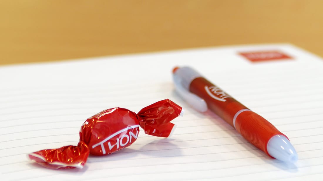 Stift, Papier und Süßigkeiten auf einem Schreibtisch im Meetingraum