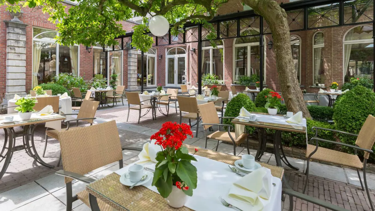 Bediening buiten in het Stanhope Hotel Brussels door Thon Hotels