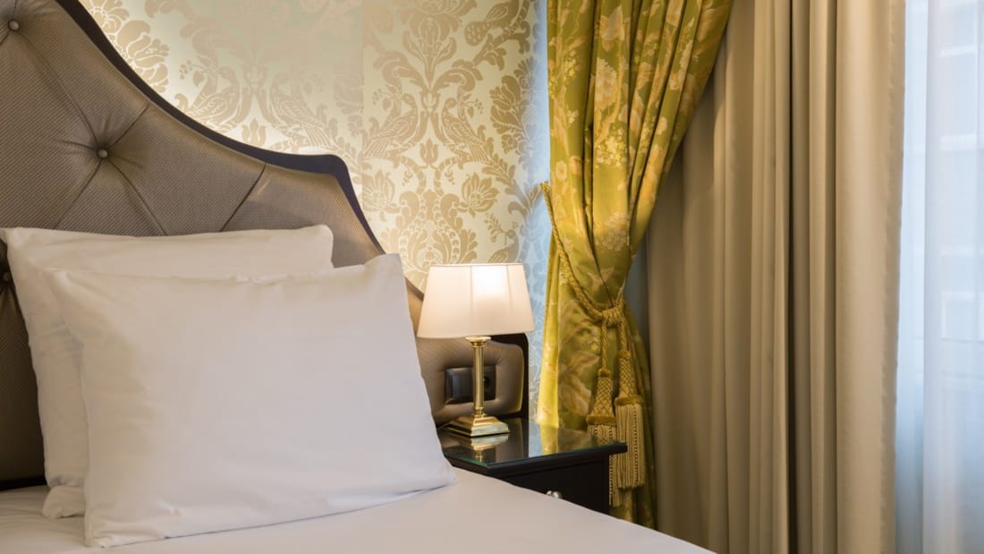 Pute på sengen i classic room twinpå Stanhope Hotel i Brussel