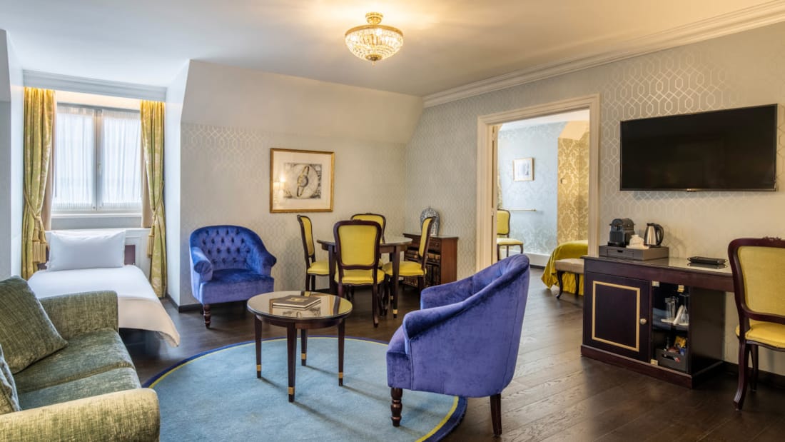 Familie rom på Stanhope Hotell med blå og gule møbler