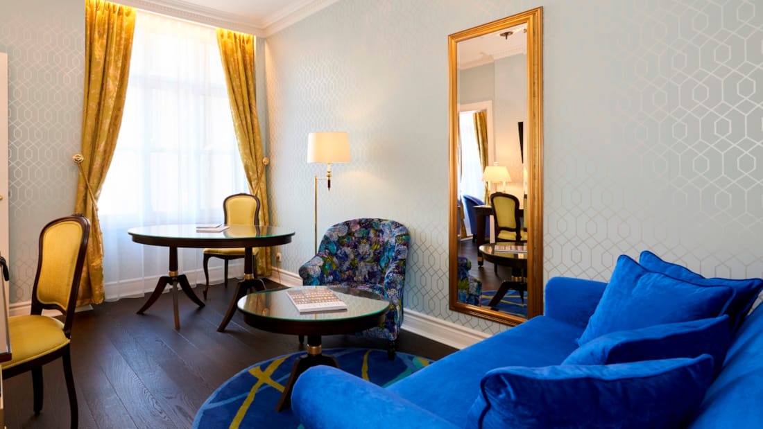 Familie rom på Stanhope Hotell med blå og gule møbler.