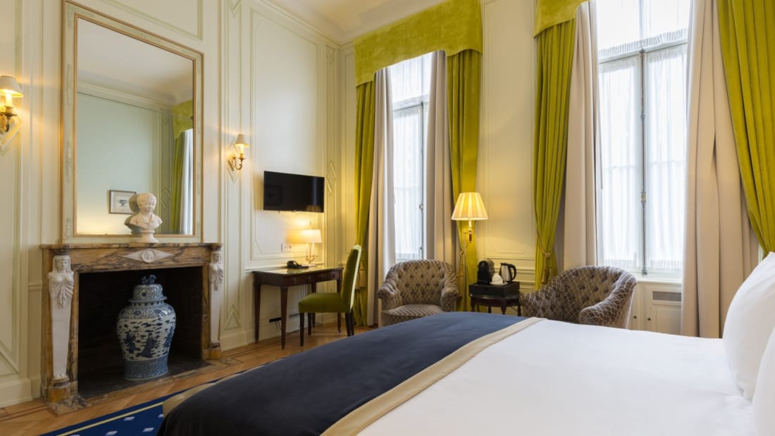 Seng og siddegruppe i royal suite på Stanhope Hotel i Bruxelles.