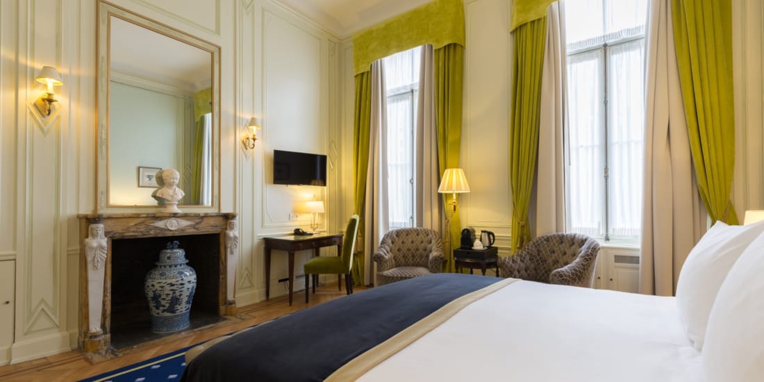 Seng og sittegruppe i royal suite på Stanhope Hotel i Brussel