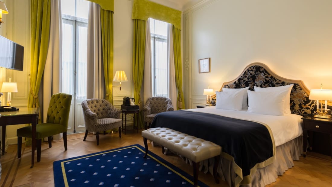 Skrivebord, siddegruppe og seng i royal suite på Stanhope Hotel i Bruxelles.