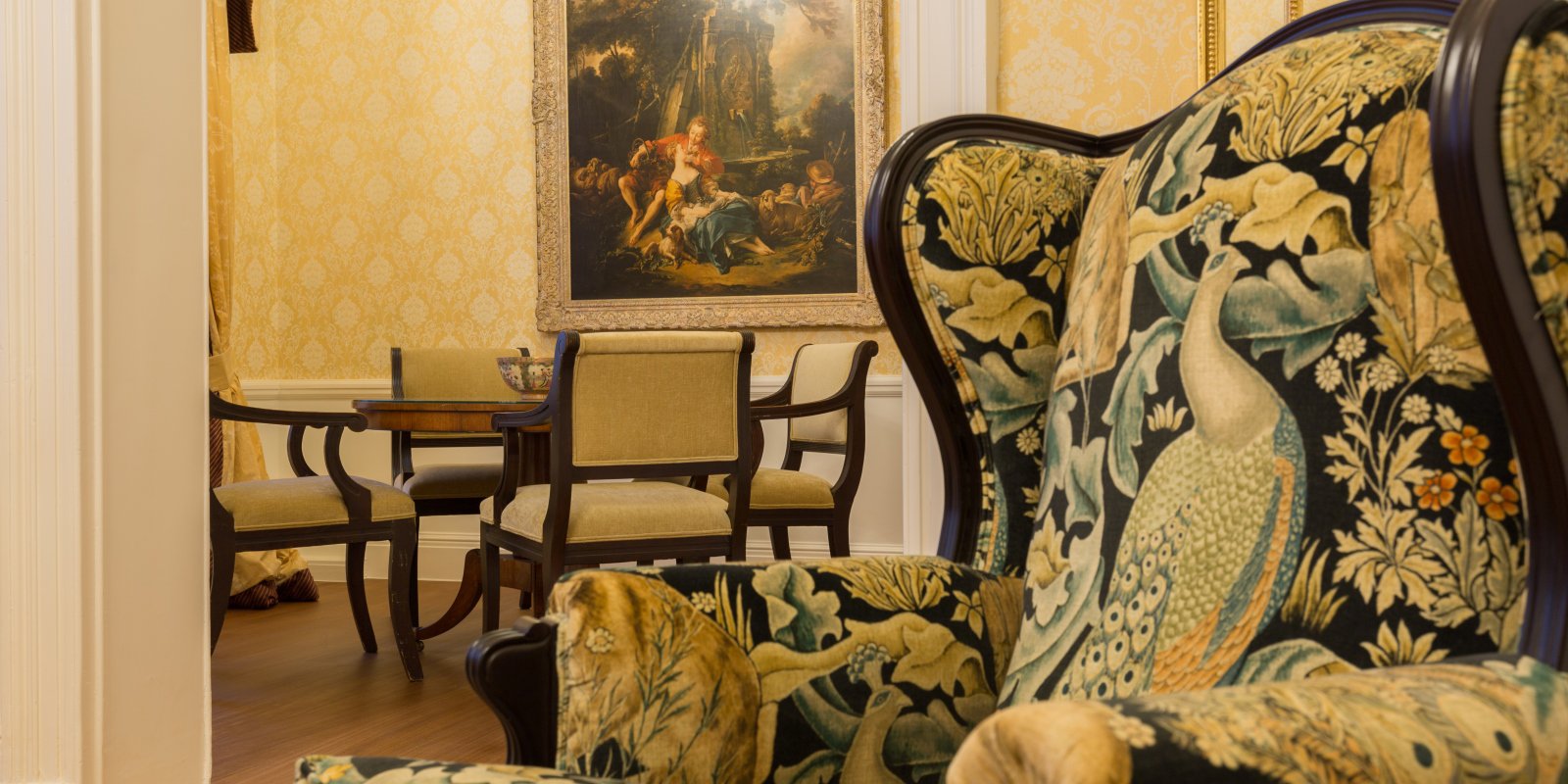 bord og stoler i royal suite