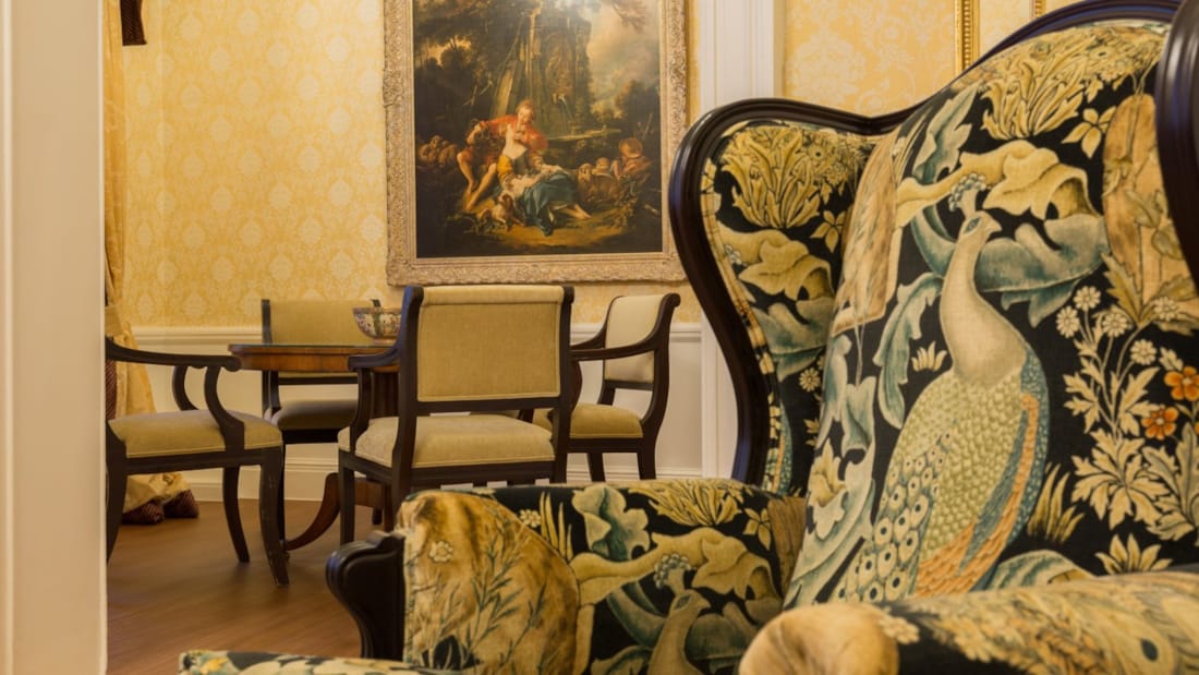 bord og stole i royal suite
