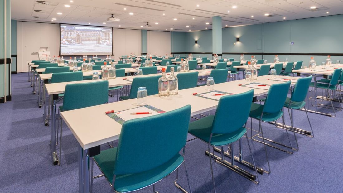 Konferenslokal med plats för 100 personer