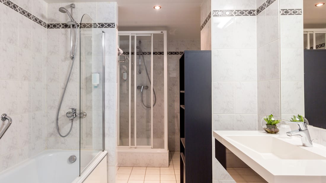 Badrum med dusch och badkar i svit på Thon Hotel Brussels City Centre
