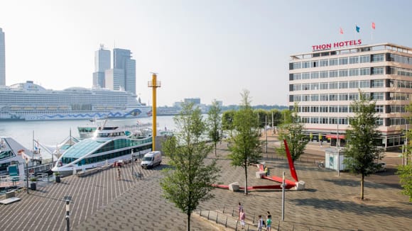 Erasmusbrücke und der Fluss Maas mit Thon Hotel Rotterdam