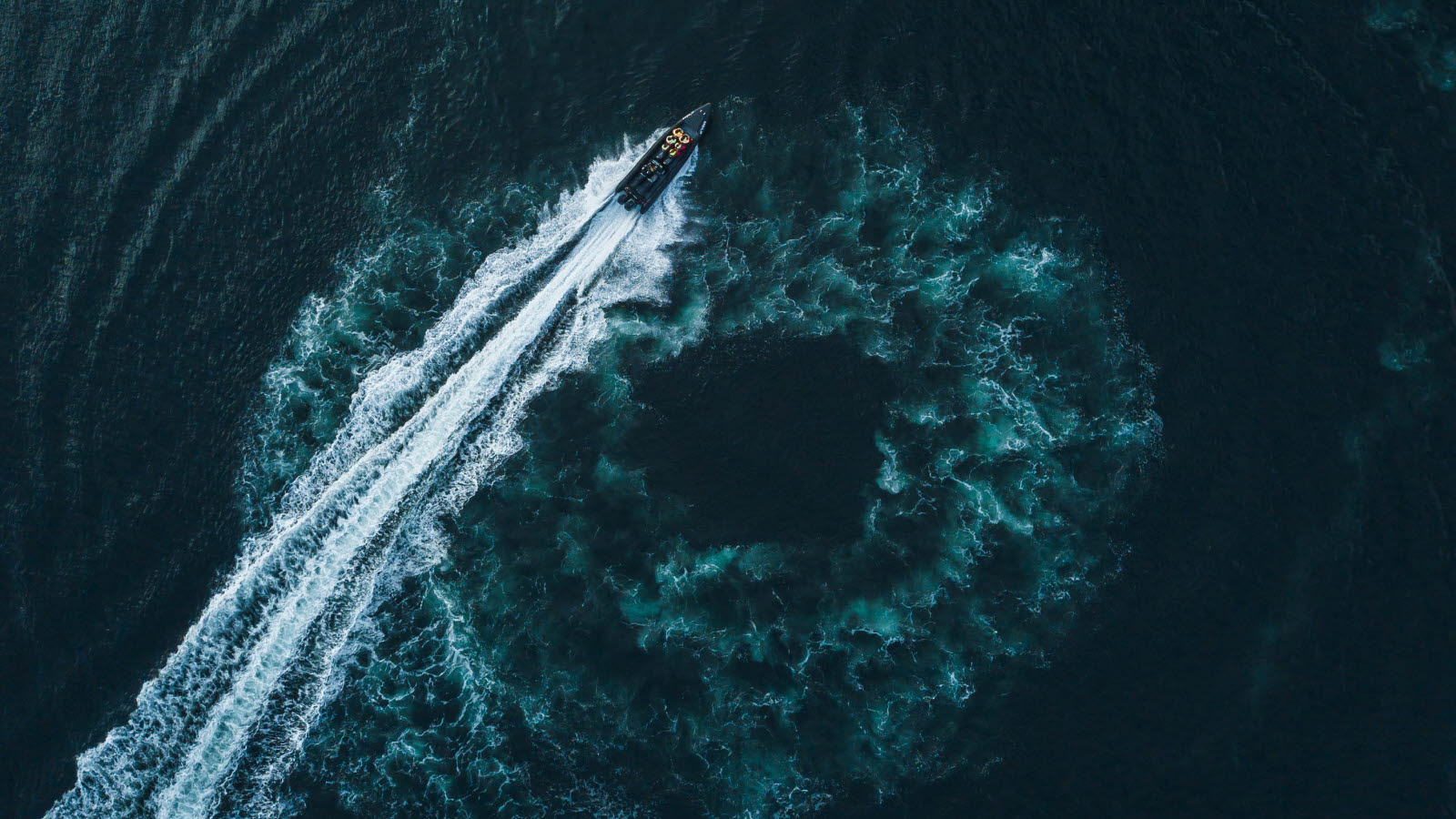 Luftfoto av båt som seiler i havet.