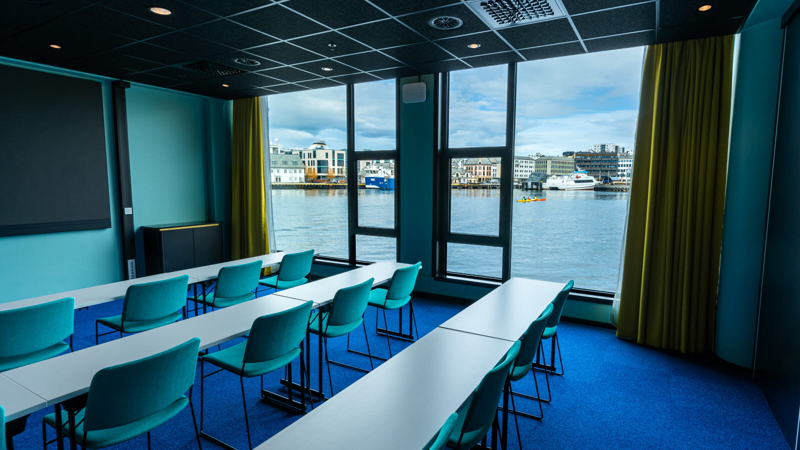 Konferanserom med store vinduer