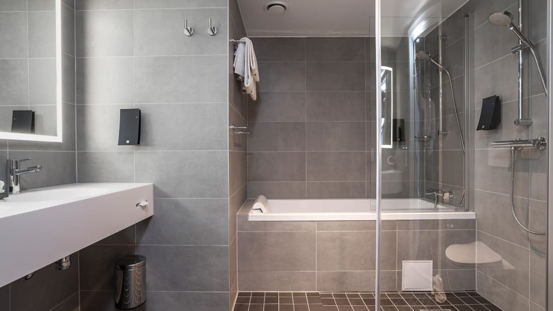 Badrum med badkar och dusch i Deluxe Suite på Thon Hotel Ålesund