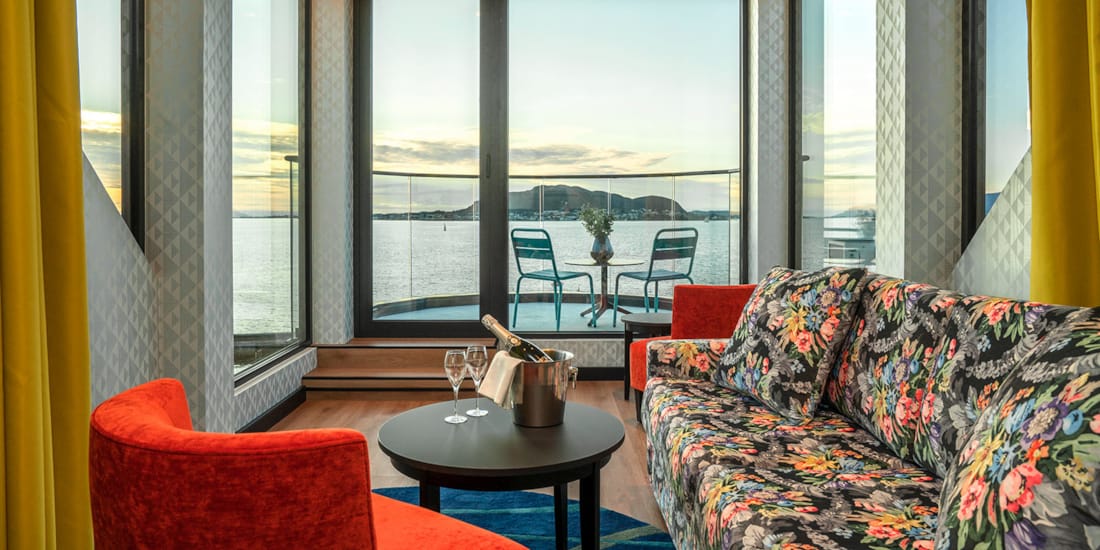 Sofagruppe med utsikt på deluxe suite på thon hotel ålesund