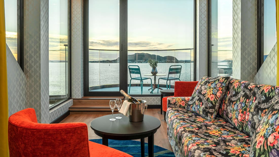 Sofagruppe med udsigt i deluxe suite på Thon Hotel Ålesund