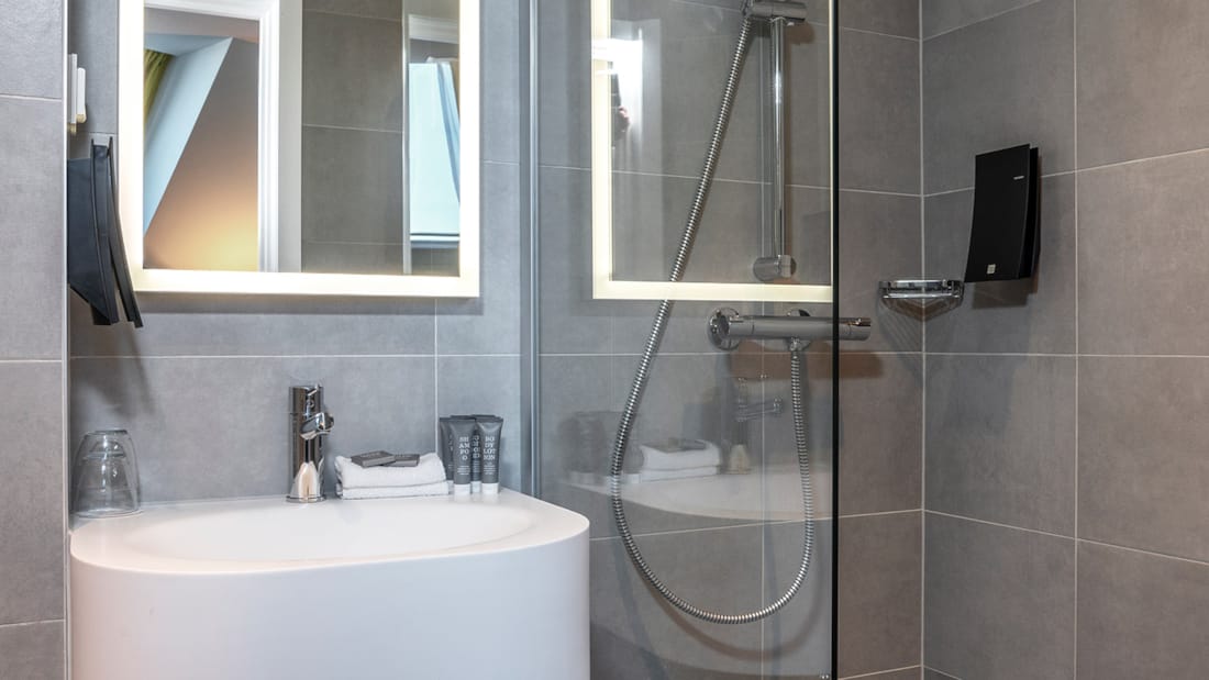 Badeværelse i standard dobbeltværelse på Thon Hotel Ålesund