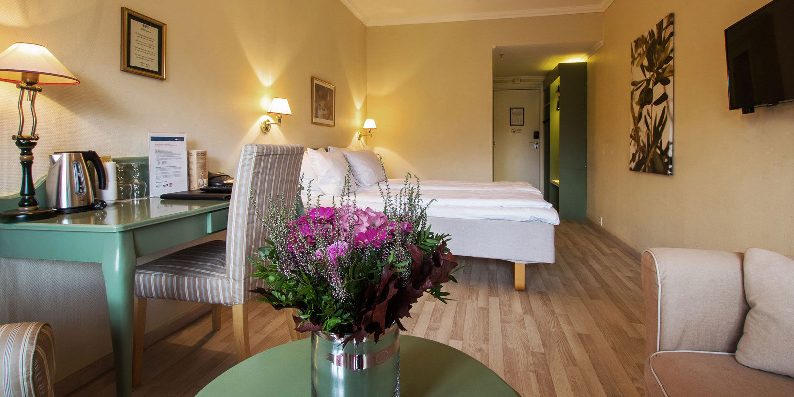 Seng i standard dobbeltrom på Hotel Baronen