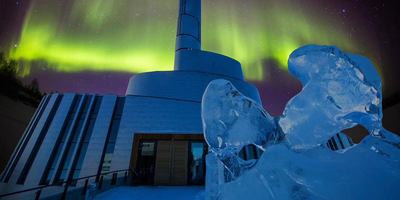 Die Eisseekathedrale in Alta mit dem Nordlicht im Hintergrund.