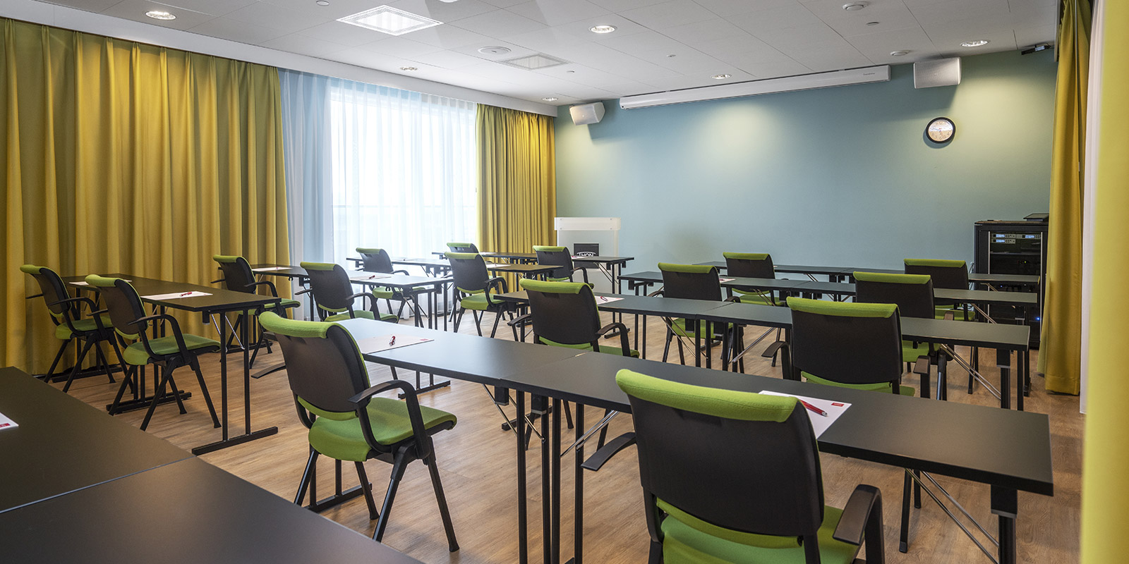 Mötesrum Gapahuken med klassrumsmöblering