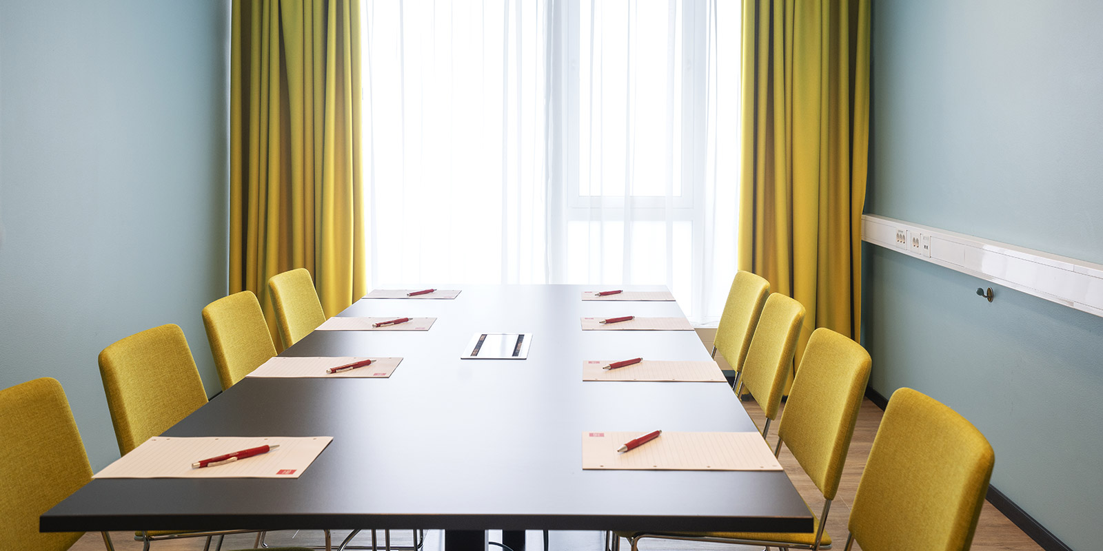 Thon Hotel Alta møterom et stort bord med seks stoler