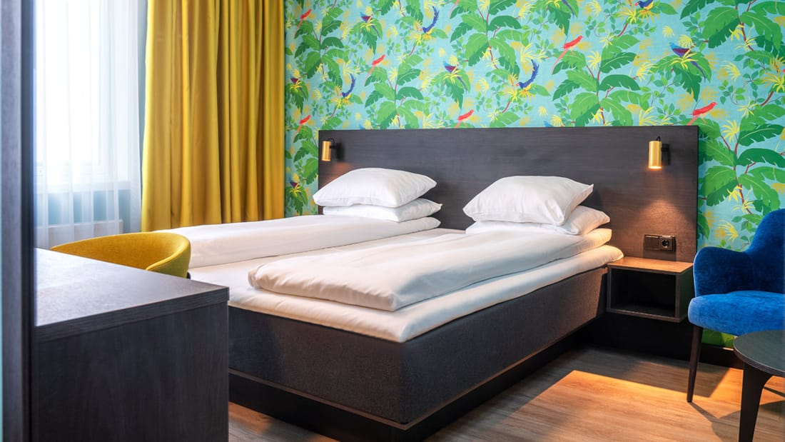 Säng i tillgänglighetsanpassat rum på Thon Hotel Alta