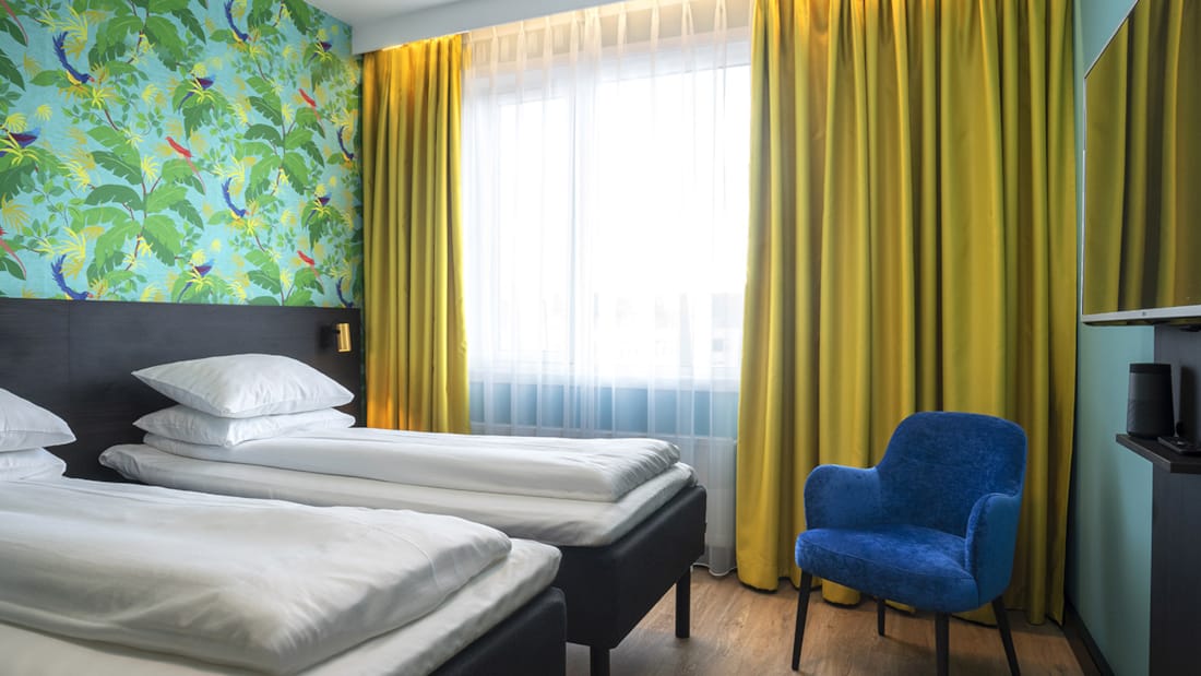 Standard rom Thon Hotel Alta to senger i lyst rom med TV