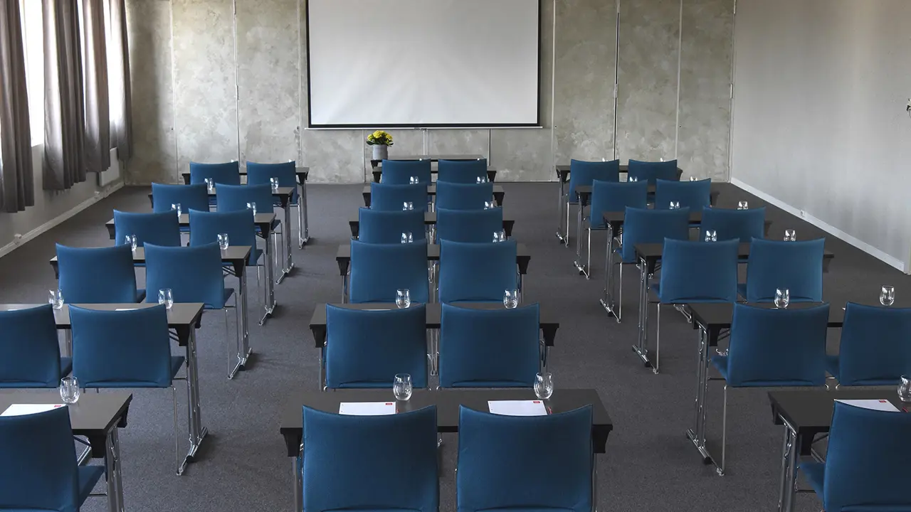 Vergaderruimte met klaslokaalopstelling bij Thon Hotel Andrikken.