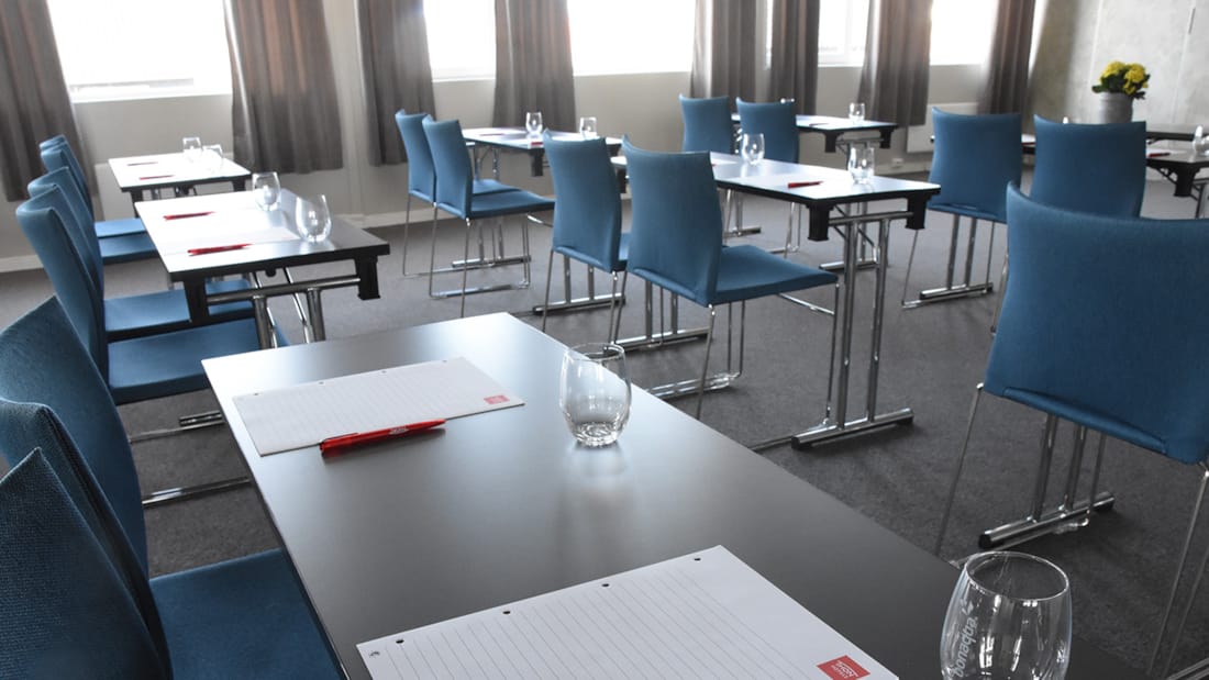 Salle de conférence en configuration salle de classe à l'hôtel Andrikken