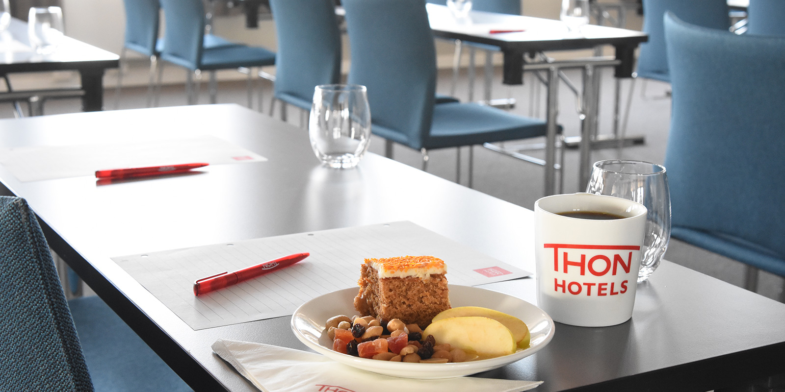 Pausemad i mødelokale på Hotel Andrikken