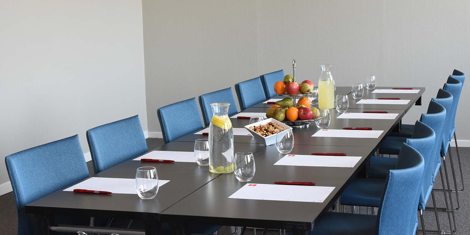 Mødeværelse med hovedbordopsætning på Hotel Andrikken