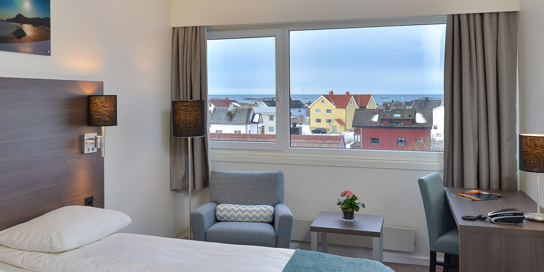 Bett im Standard Zimmer mit Queen-Size-Bett im Thon Hotel Andrikken