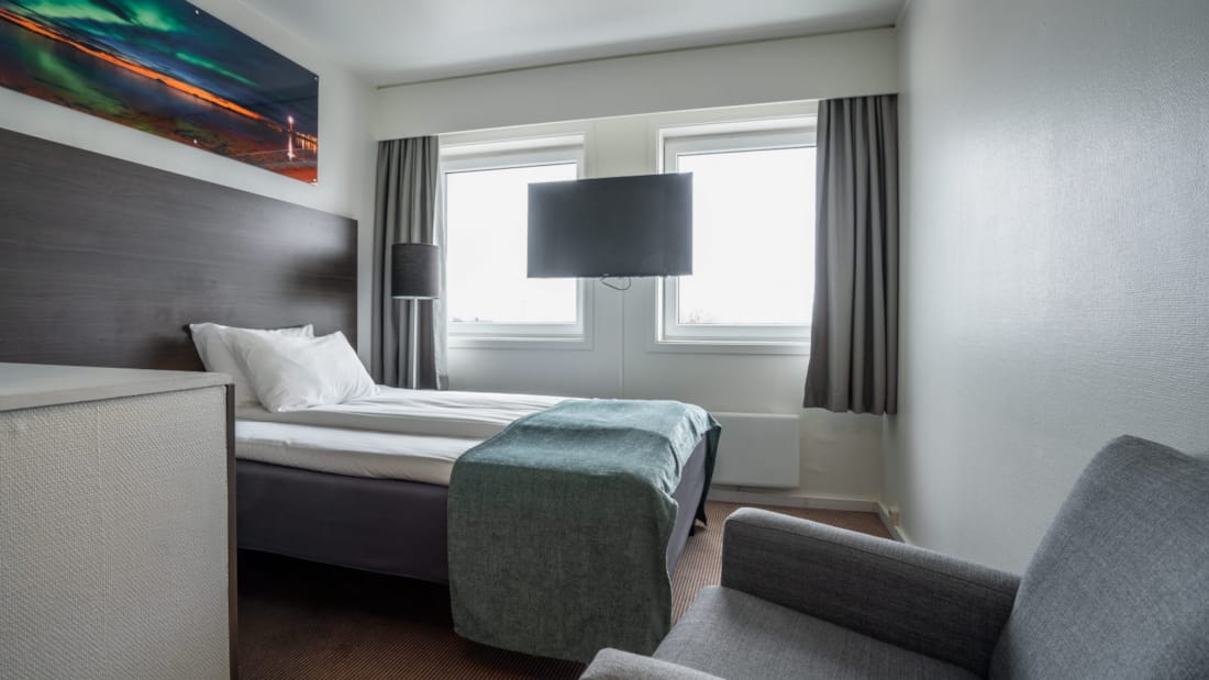 Bett im Standard Zimmer mit Queen-Size-Bett im Thon Hotel Andrikken