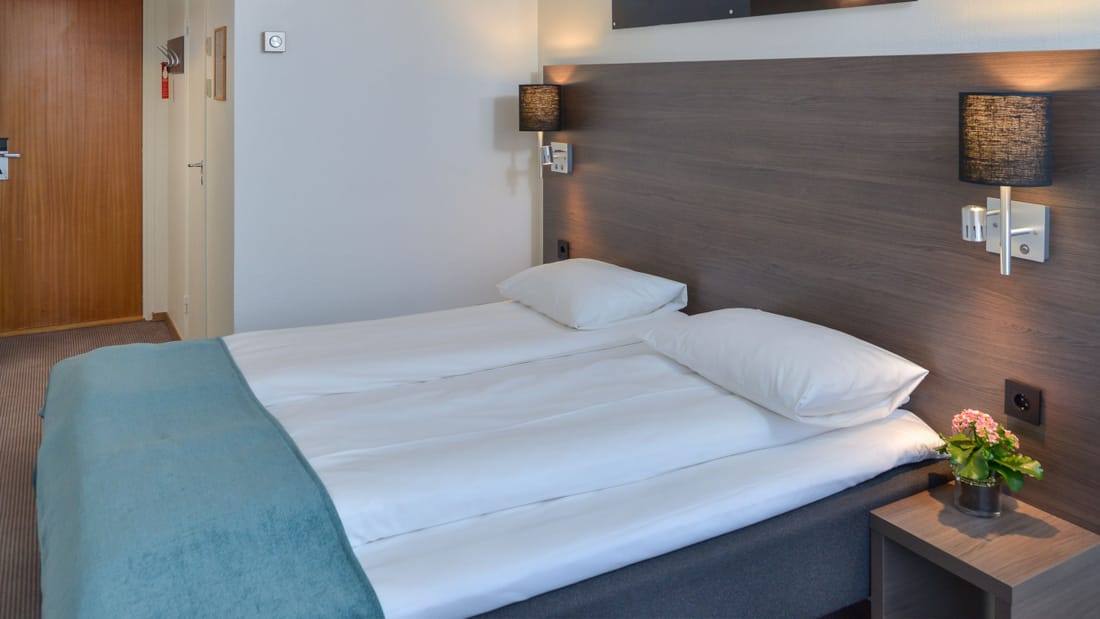 Bett im Standard-Doppelzimmer im Thon Hotel Andrikken