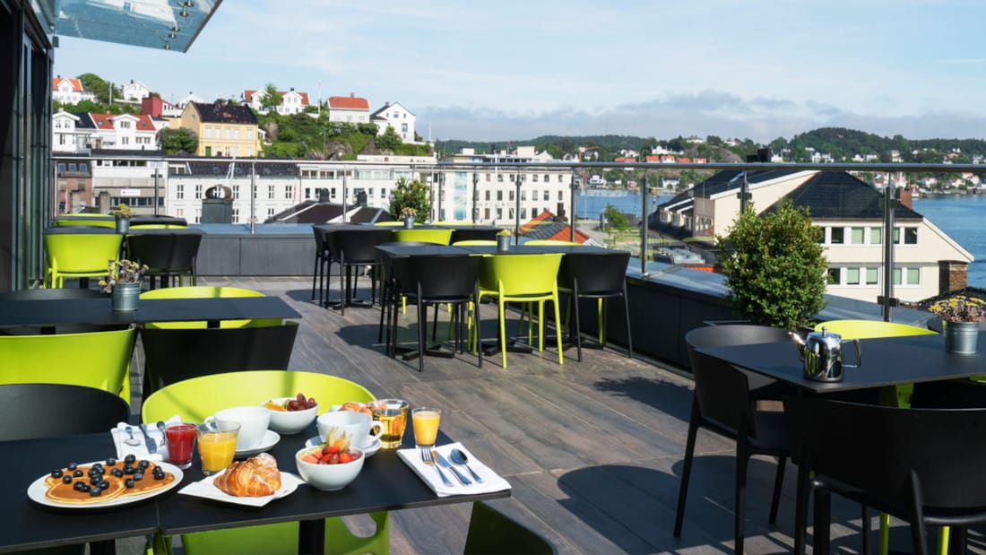 Morgenmad nydes på Thon Hotel Arendals tagterrasse med fantastisk udsigt ud mod havet og byen